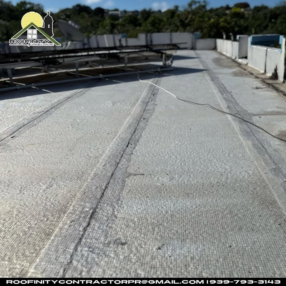 Superficie de techo con sistema líquido reforzado aplicado por Roofinity