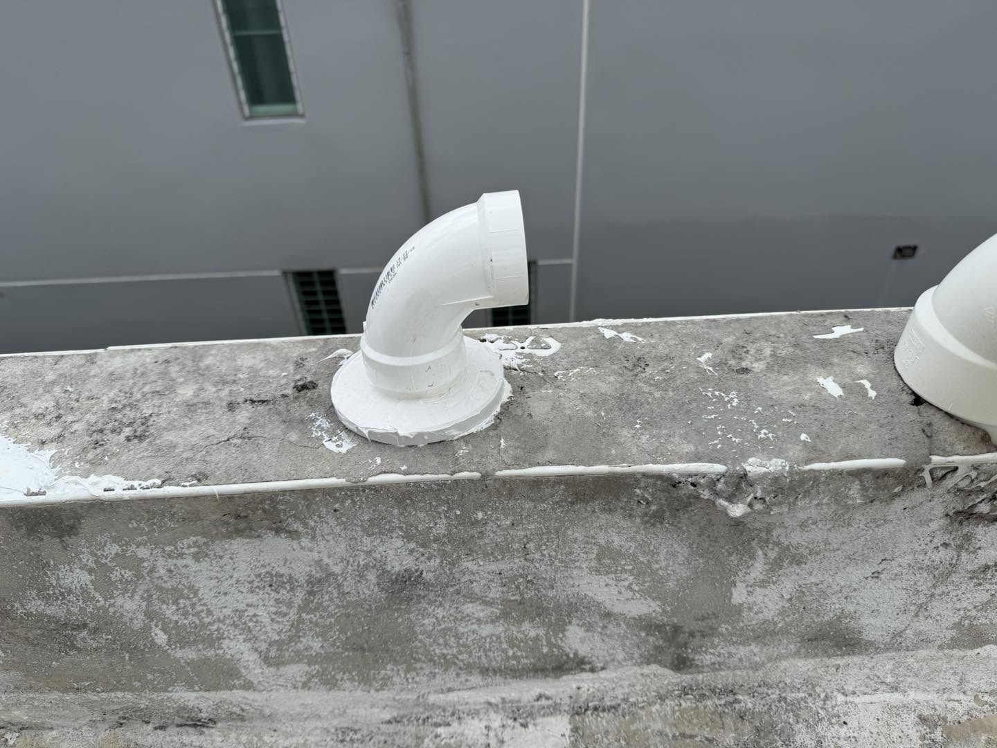 Detalle de una penetración de techo preparada y sellada